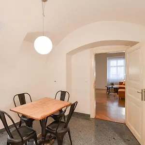 Daire U Kapra, Prag